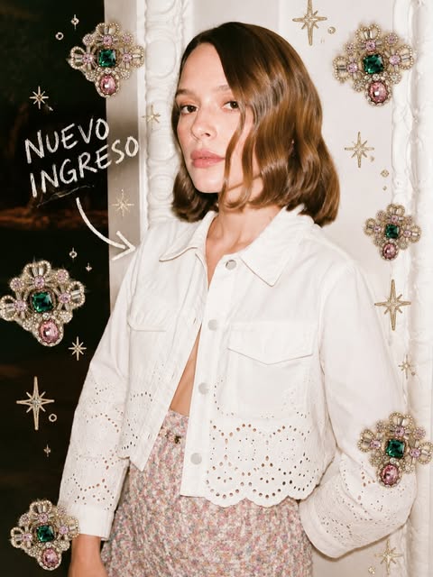 Modelo con campera bordada blanca