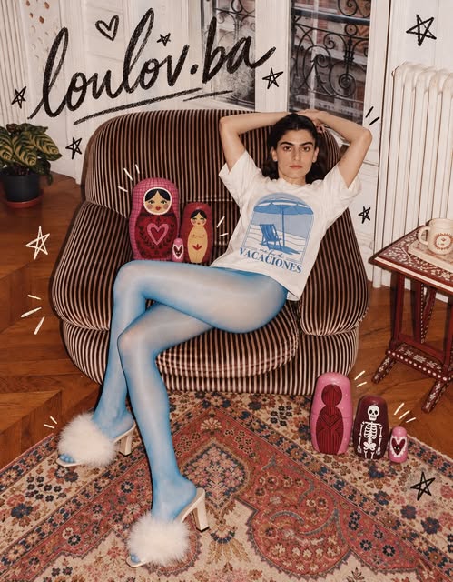 Modelo con remera Vacaciones en sillón